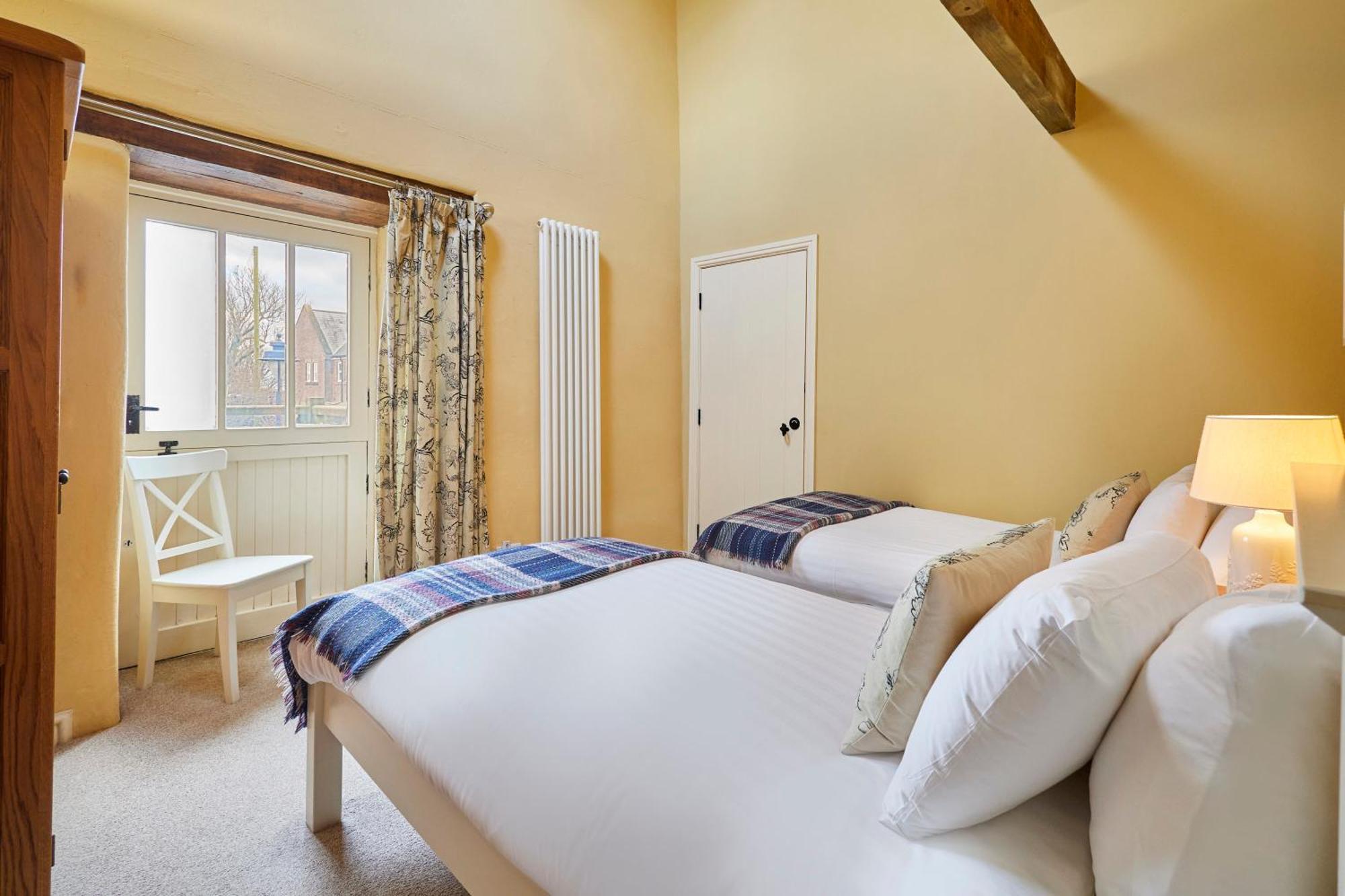 Host & Stay - Tithe Barn Cottages Easington Room photo
