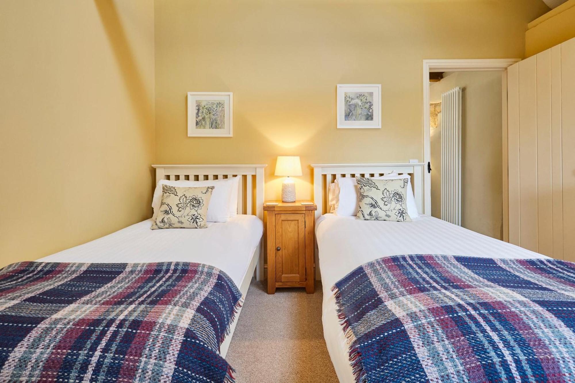 Host & Stay - Tithe Barn Cottages Easington Room photo