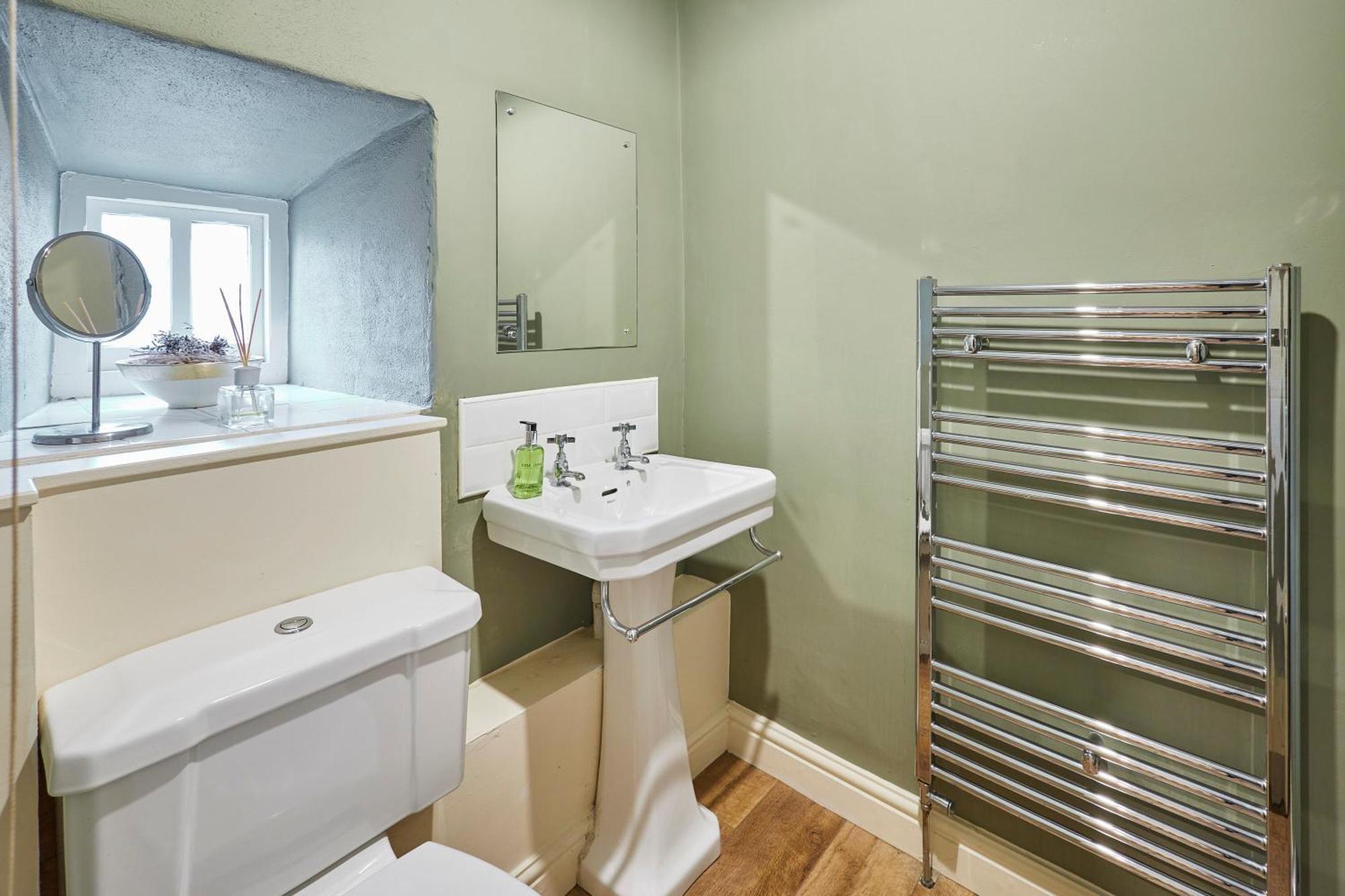 Host & Stay - Tithe Barn Cottages Easington Room photo