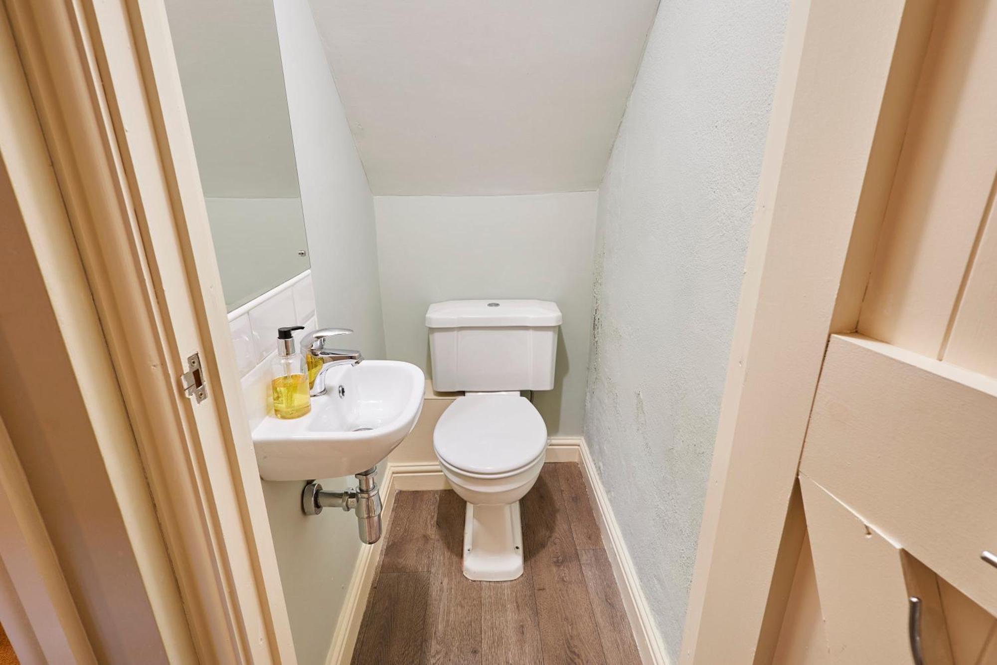 Host & Stay - Tithe Barn Cottages Easington Room photo